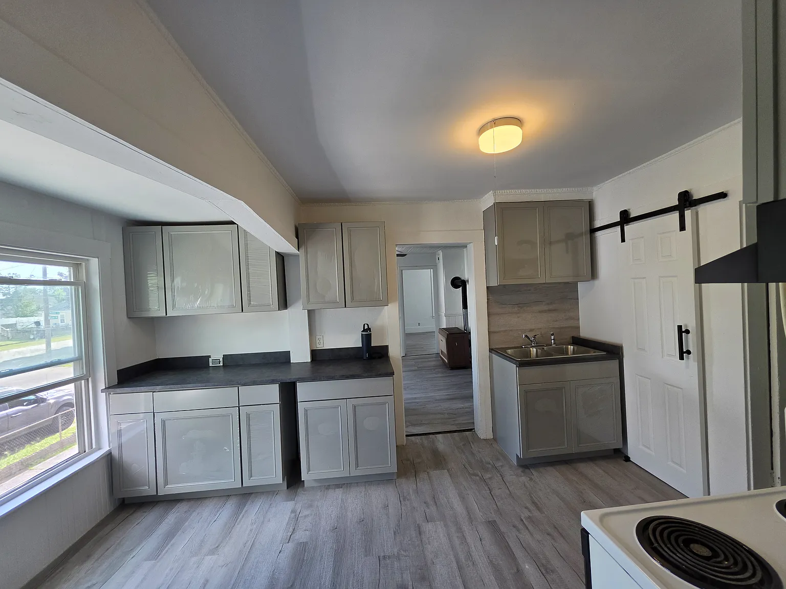 3 bed, 850 sqft, $1,950 — Photo 1