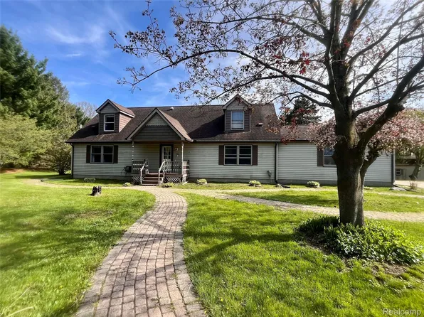 6126 Green Ct, Chelsea, MI 48118