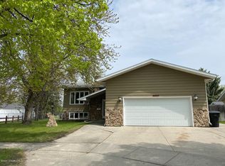 2314 W Fallcreek Ct, Grand Forks, ND 58201