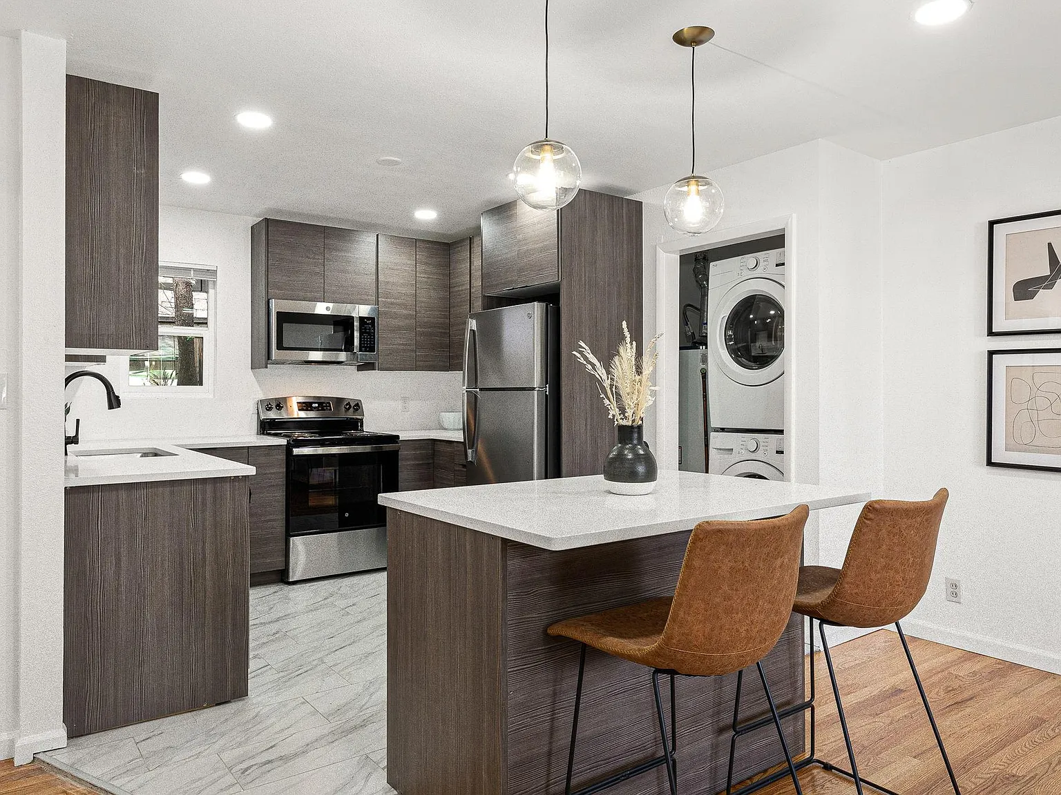 2 bed, 800 sqft, $3,300 — Photo 3
