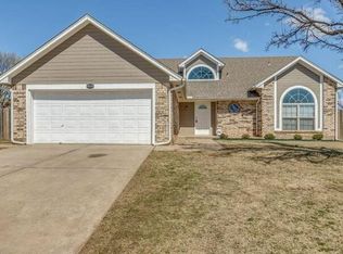 1225 NE 24th St, Moore, OK 73160