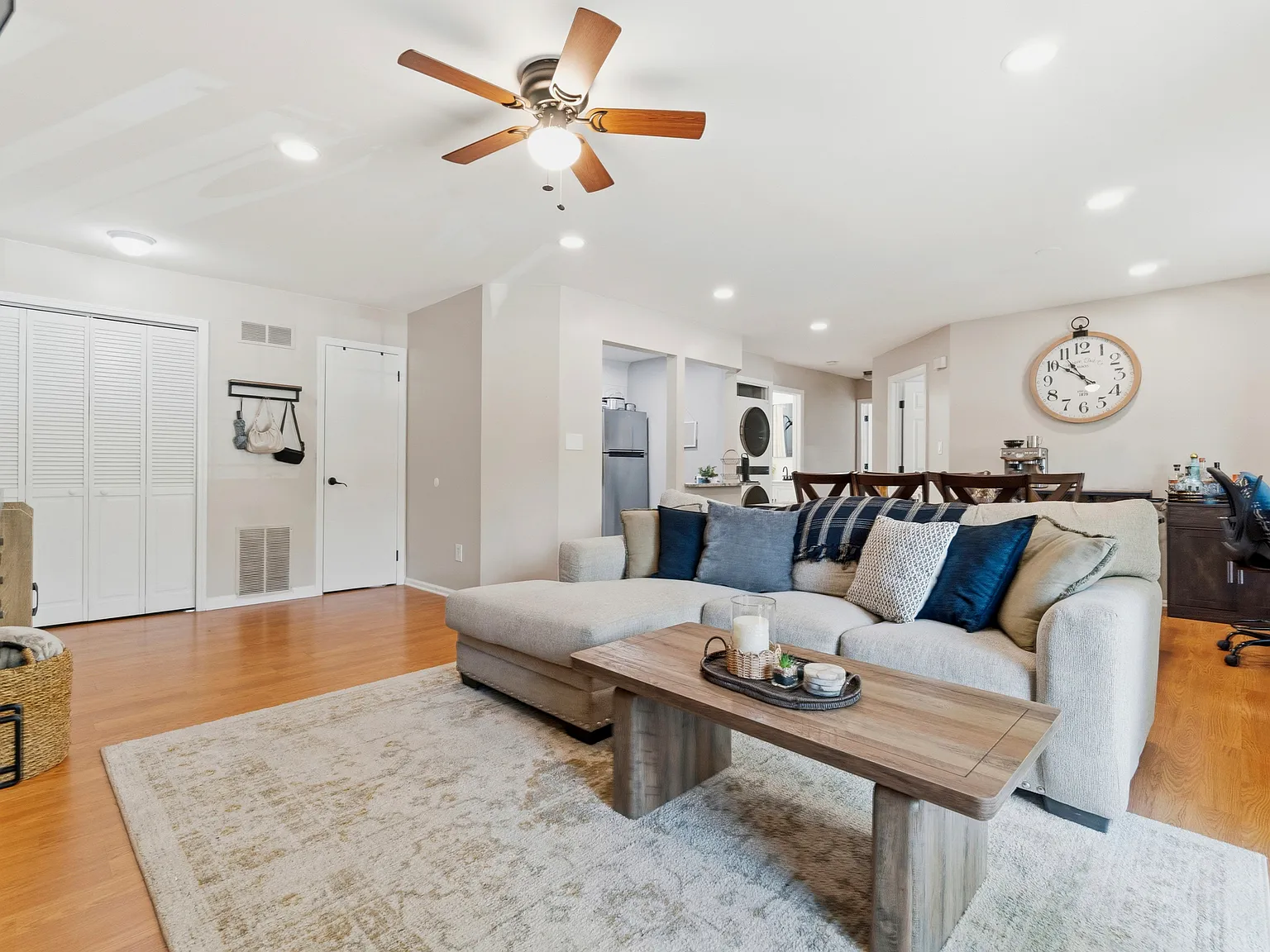 2 bed, 964 sqft, $2,700 — Photo 2