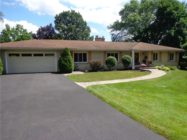 82 Woodline Dr, Penfield, NY 14526