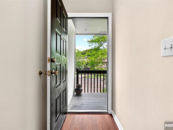4th image of 23 Peach Hill Ct