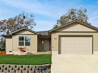 665 SE Garden Way Dr, Winston, OR 97496