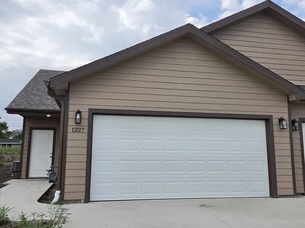 1227 Lindbergh Ln, Salina, KS 67401