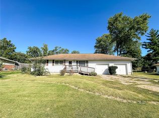1108 Hickory St, Marshall, IL 62441
