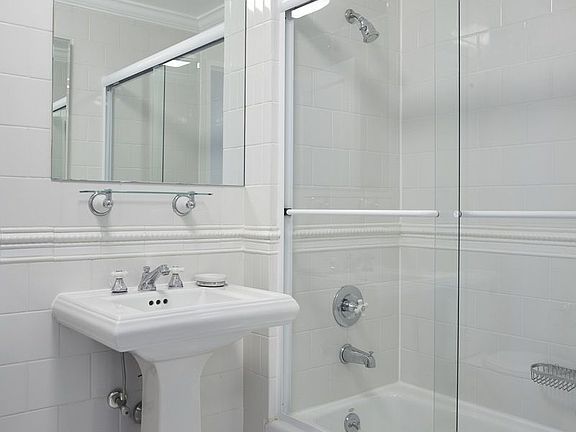 5th image of 400 E 90th St APT 22A