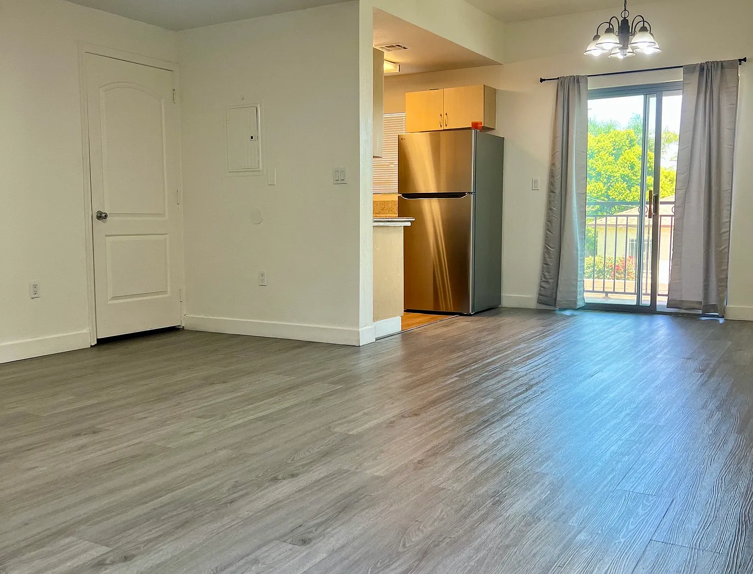 2 bed, 1000 sqft, $2,749 — Photo 3