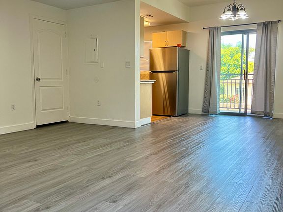3rd image of 14655 Vanowen St