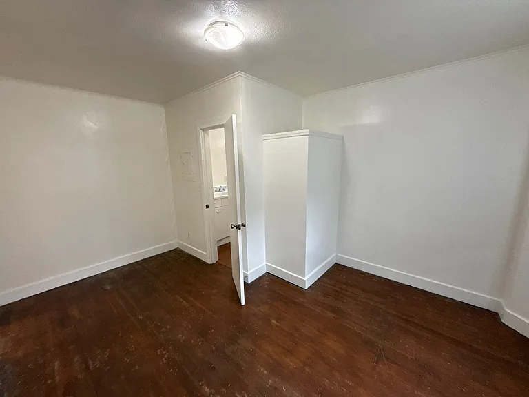 633 Thompson Ave NE — Photo 12