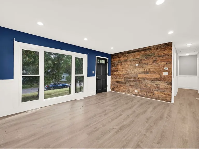 716 NW Holcomb Dr — Photo 3