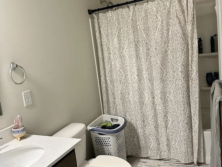 Full Bathroom 3