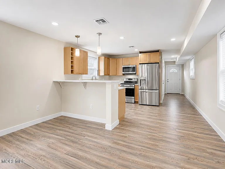 152 Center Ave — Photo 1