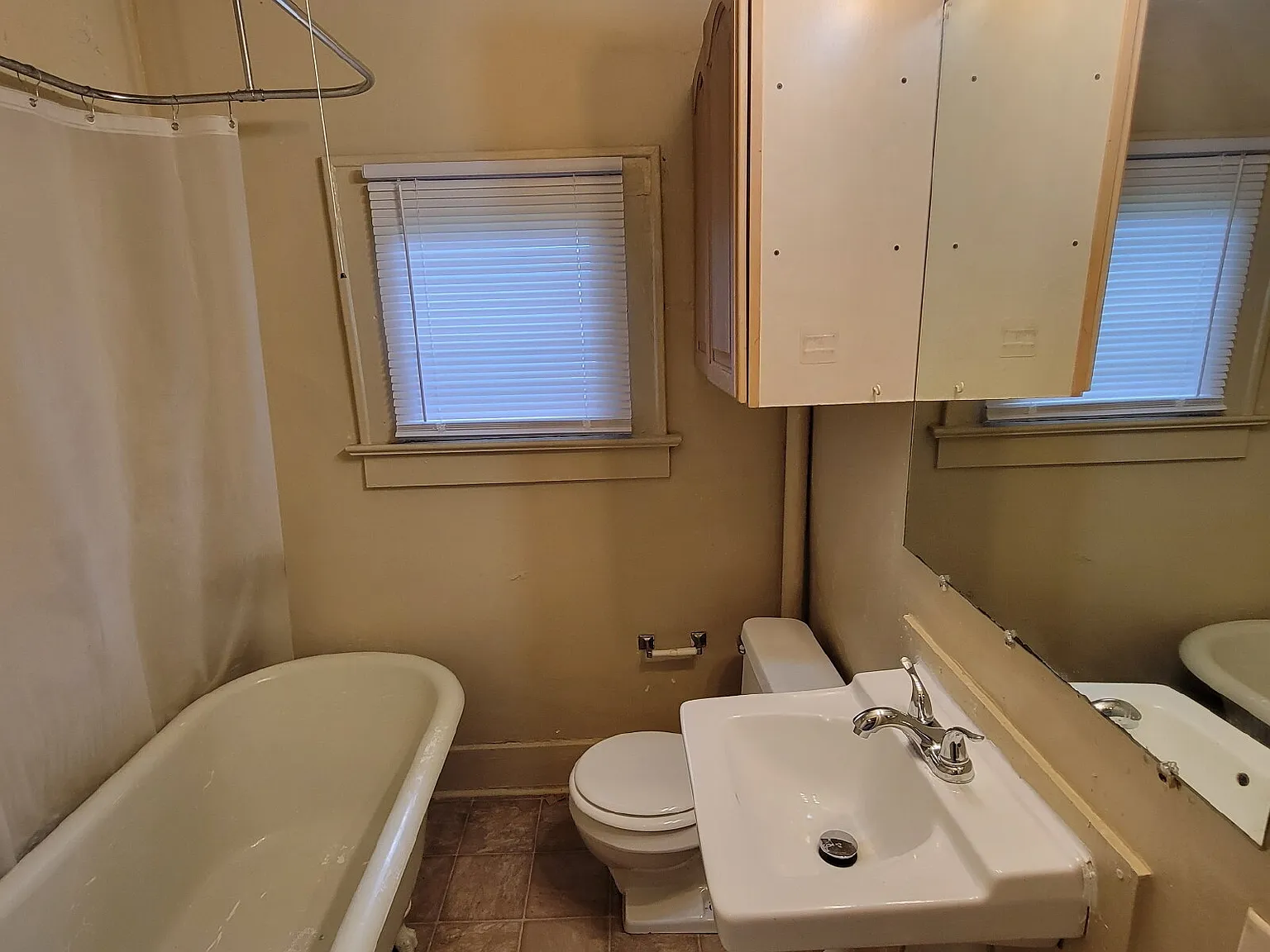 2 bed, 1.0 bath, $625 — Photo 2