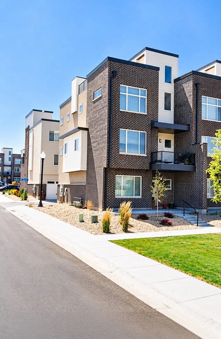 Spacious 4-Bedroom Townhome with Dual Masters & Rooftop — Photo 2