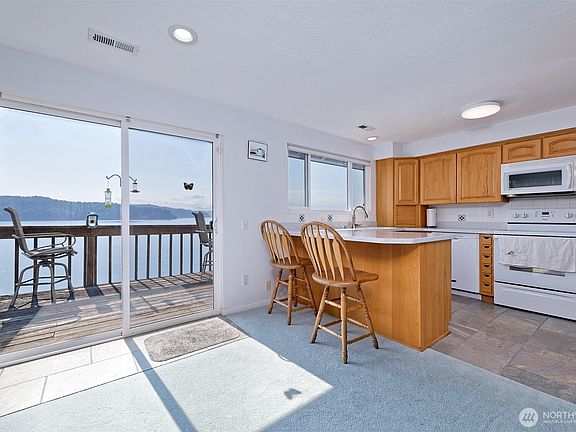 The kitchen, with that fantastic view!>