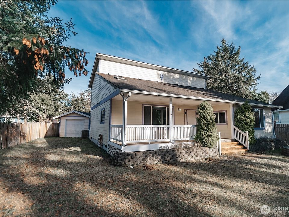 1st image of 136 Hydrus Court SW