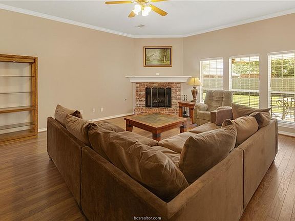 4th image of 1310 Markham Ct