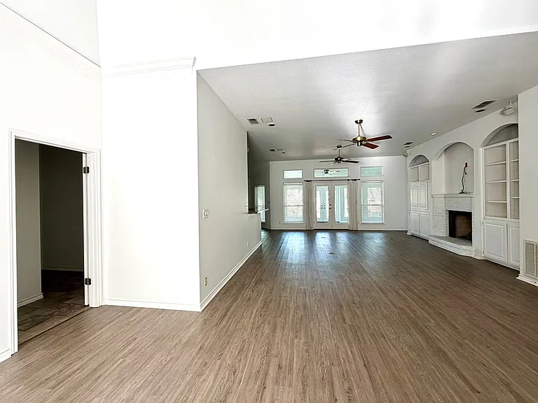 1913 Baywood Dr — Photo 5