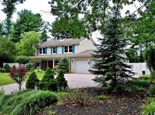 6 Shadetree Ct, Stony Brook, NY
