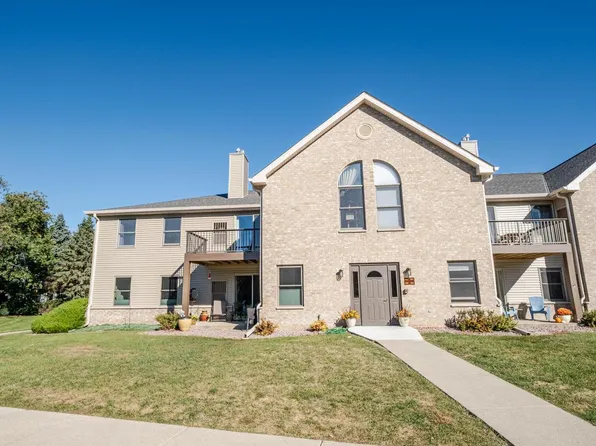 902 Oconomowoc PARKWAY, Oconomowoc, WI 53066