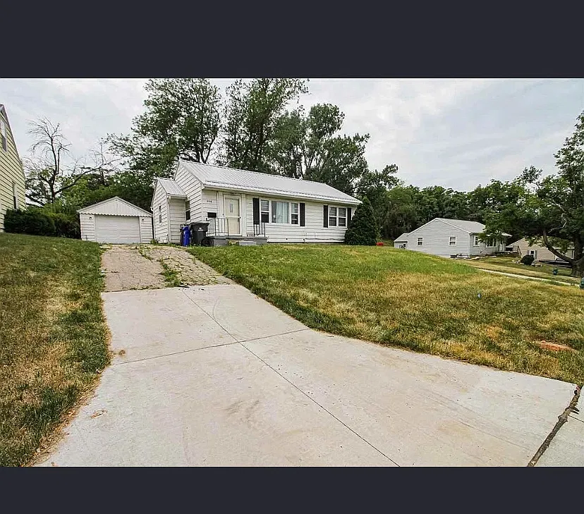 Chandler St SW, Cedar Rapids — Photo 1