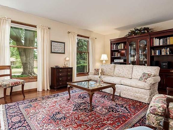 4th image of 3342 Montlake Dr