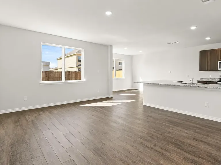 405 Sussex Dr — Photo 6