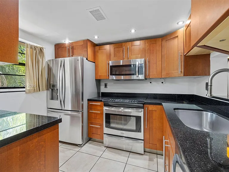 10835 SW 112th Ave #305 — Photo 8