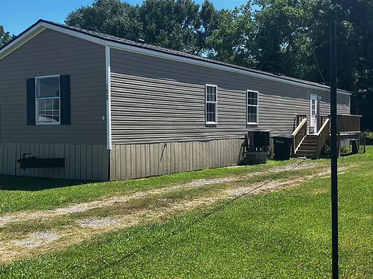1626 Bradley Ln — Photo 3