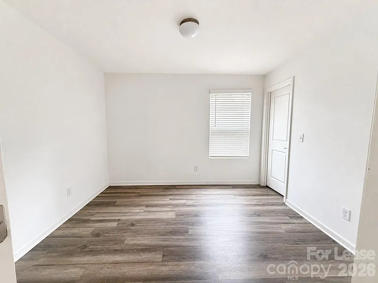 3220 Capitol Dr — Photo 7