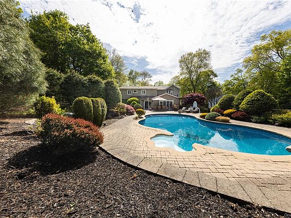 3rd image of 4 Candlewood Ct