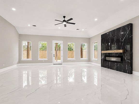 4th image of 4027 Black Locust Dr