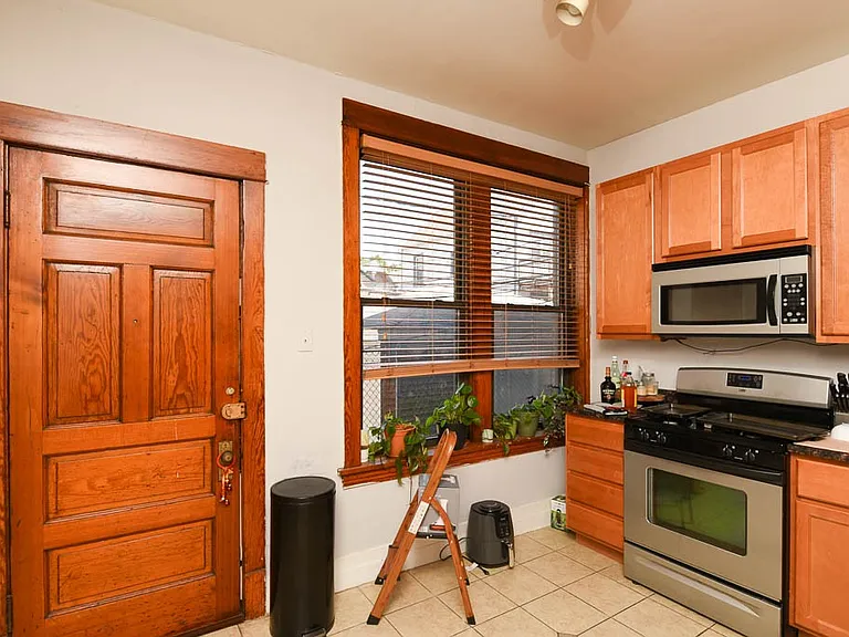 1358 W Barry Ave #W2 — Photo 5