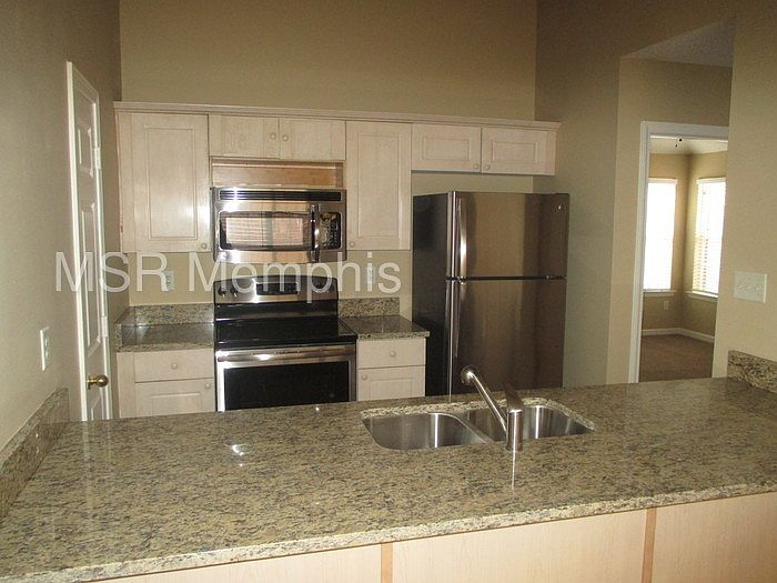 1st image of 925 Abbey Grove Ln