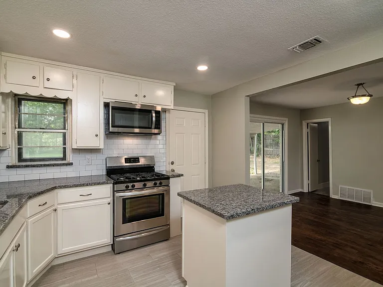 2416 Hillview Dr — Photo 8