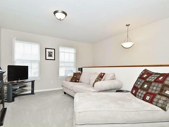 2nd floor loft (new carpet 2019)