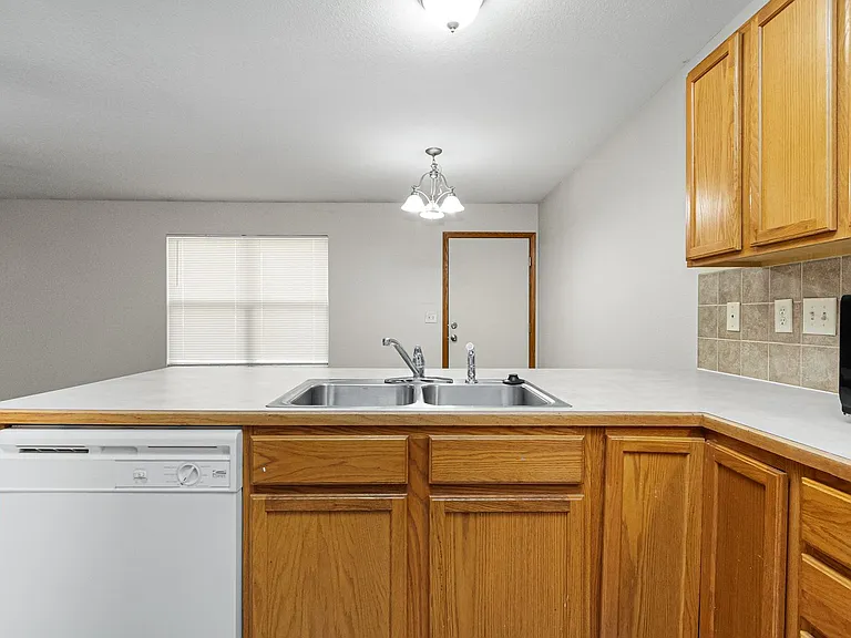 1104 Country Club Ln — Photo 9