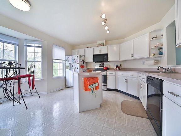 kitchen and breakfast area