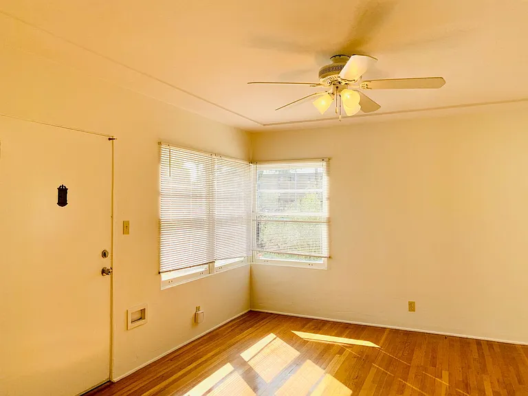 Beautiful 2bd/1ba Condo In Crown Point! W/ Garage & Laundry! $3,595/Mo — Photo 5