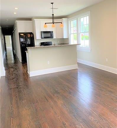 2nd image of 2427 Jonquil St