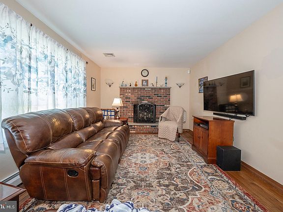 5th image of 13 Somerset Dr