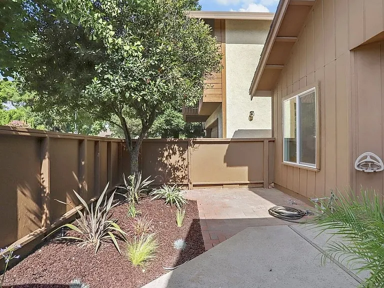 1828 Oak Leaf Dr — Photo 3