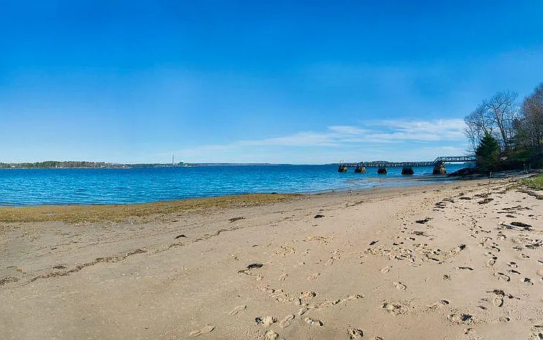 Beach 10 minutes away. Rent kayaks too.