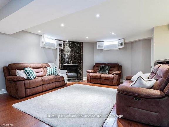 3rd image of 2384 Parkglen Ave