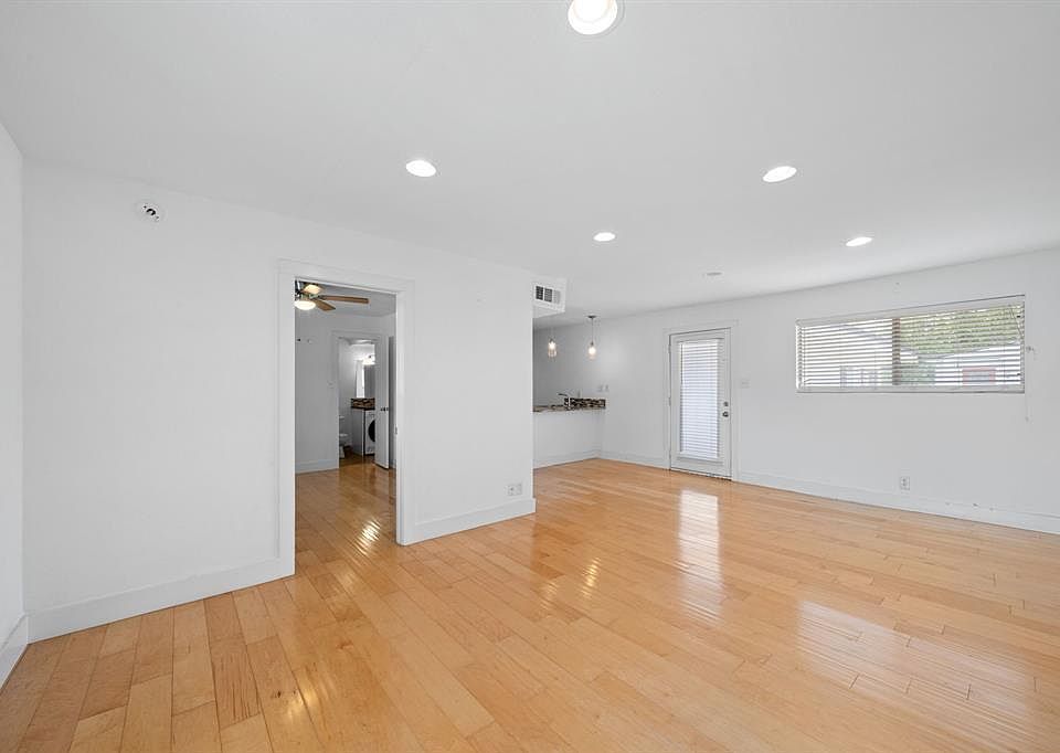 1st image of 1313 E 52nd St APT 104
