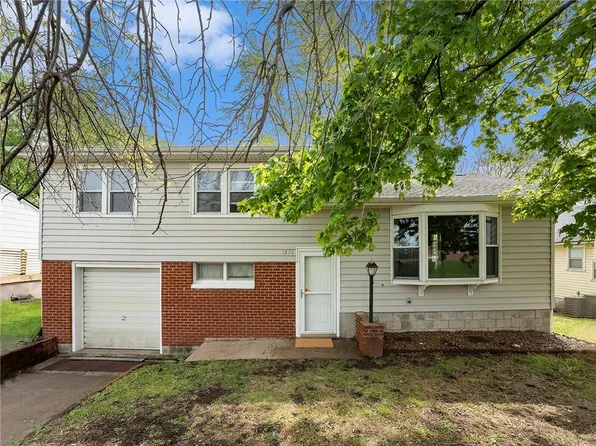 1674 S Sharp Ave, Marshall, MO 65340