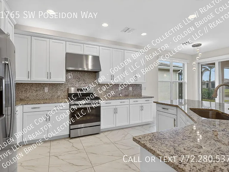 11765 SW Poseidon Way — Photo 2
