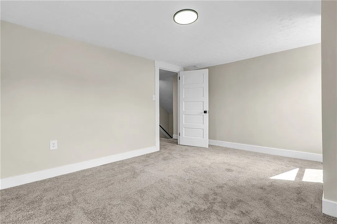 6 bed, 2430 sqft, $2,499 — Photo 4